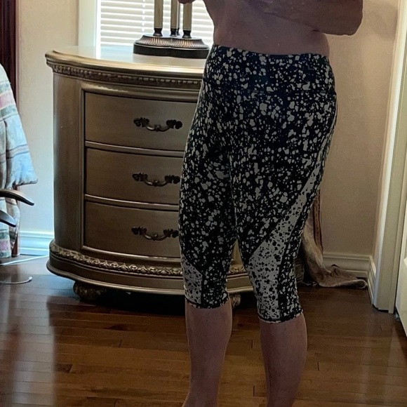 Fabletics Splatter Print Capri Crop Leggings - Picture 13 of 16